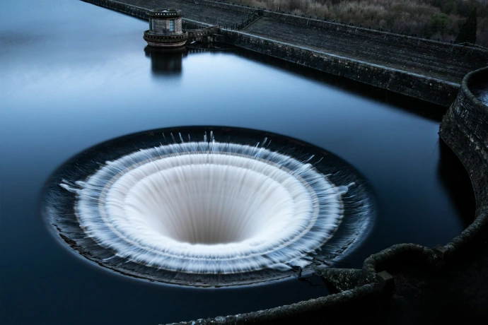Stromend water in industriële pompinstallatie